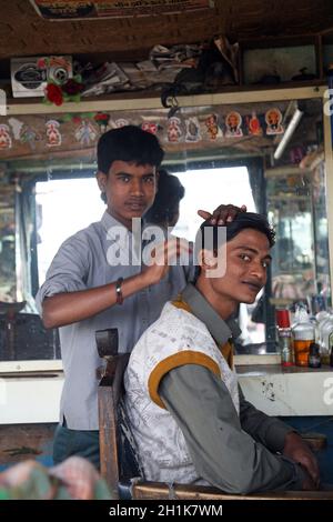 Coupe de cheveux dans un salon indien à Sonakhali, Bengale-Occidental, Inde Banque D'Images