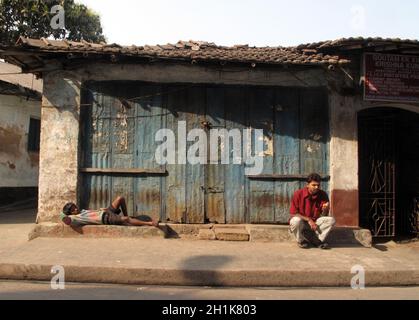 Rues de Kolkata.Les gens vivent et travaillent dans la rue. Banque D'Images