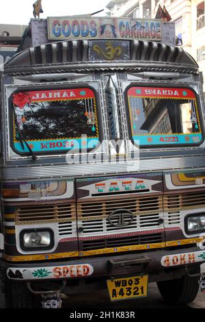 Un vieux camion rouillé attend une nouvelle cargaison à proximité du marché aux fleurs de Kolkata Banque D'Images