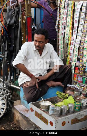 Rues de Kolkata.Faire Paan à Kolkata.Noix d'arec et épices enveloppées dans une feuille de bétel qui est mâchée puis craché. Banque D'Images