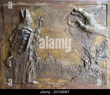 Le Pape Jean Paul II, de secours sur la porte de bronze de l'église Saint Jacques le Majeur à Porto Azzurro, Elba, Italie Banque D'Images