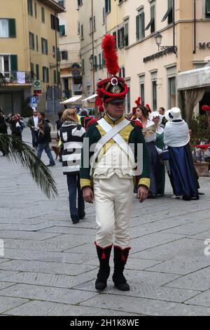 L'île italienne où Napoléon fut envoyé en exil en 1814 marqua le 200e anniversaire de l'arrivée de l'empereur dimanche avec une reconstitution par e Banque D'Images