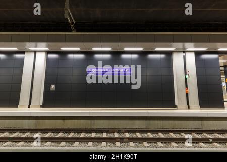 Berlin, Allemagne - 28 octobre 2020: Nouvelle Berlin Brandenburg BER Willy Brandt Airport gare ferroviaire en Allemagne. Banque D'Images