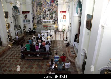 Messe pour les pèlerins dans l'église catholique Saint Eustache à Dobrota, Monténégro Banque D'Images