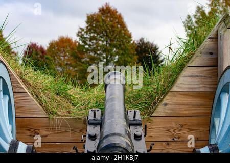 Un canon de l'époque de la guerre de Revolutionay qui regarde du général Muhlenberg Brigade Redoute dans le parc historique national de Valley Forge Banque D'Images