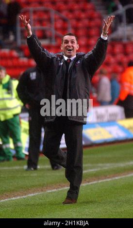 Southampton v Brentford le patron de Brentford, Martin Allen, salue les fans après que son équipe ait dessiné avec Southampton à St Mary's.MIKE WALKER 2005 Banque D'Images