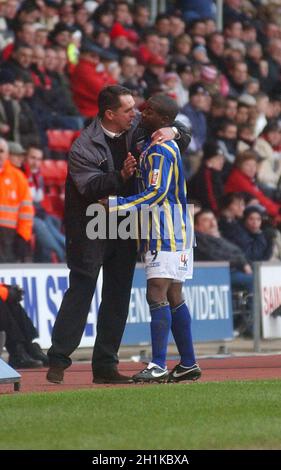 Southampton v Brentford Martin Allen félicite le marqueur de but Isiah Rankin aftyer qui le remplace au pic de St Mary. MIKE WALKER 2003 Banque D'Images