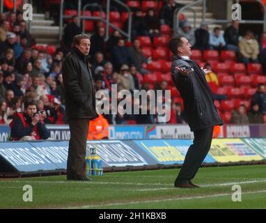 Southampton v Brentford Harry Redknapp regarde le patron de Brentford Martin Allen à St Mary's.Pic MIKE WALKER 2005 Banque D'Images