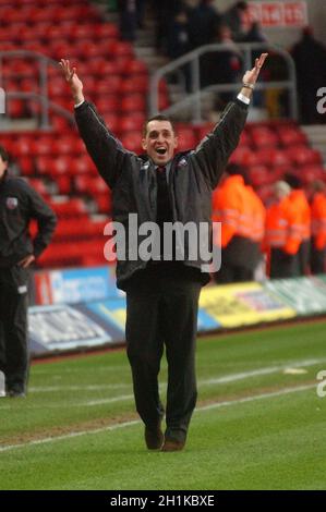 Southampton v Brentford le patron de Brentford Martin Allen salue les fans après leur tirage au sort de 2-2 à St Mary's.Pic MIKE WALKER 2005 Banque D'Images