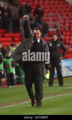 Southampton v Brentford le patron de Brentford Martin Allen salue les fans après leur tirage au sort de 2-2 à St Mary's.Pic MIKE WALKER 2005 Banque D'Images