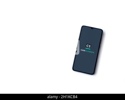 LOD, Israël - 8 juillet 2020 : écran de lancement de l'application CamScanner avec logo sur l'écran d'un smartphone mobile noir isolé sur fond blanc. Vue de dessus Banque D'Images