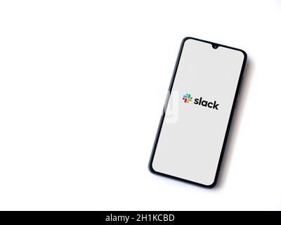 LOD, Israël - 8 juillet 2020 : écran de lancement de l'application Slack avec logo sur l'écran d'un smartphone mobile noir isolé sur fond blanc. Vue de dessus à plat Banque D'Images