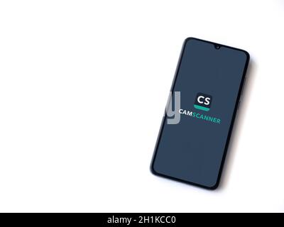 LOD, Israël - 8 juillet 2020 : écran de lancement de l'application CamScanner avec logo sur l'écran d'un smartphone mobile noir isolé sur fond blanc. Vue de dessus Banque D'Images