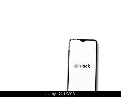 LOD, Israël - 8 juillet 2020 : écran de lancement de l'application Slack avec logo sur l'écran d'un smartphone mobile noir isolé sur fond blanc. Vue de dessus à plat Banque D'Images