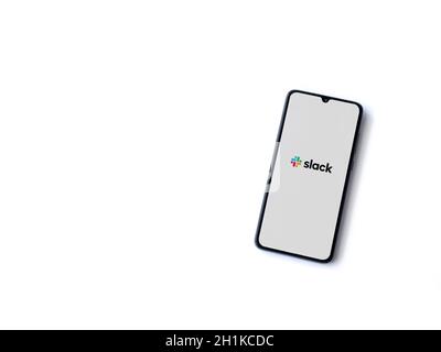 LOD, Israël - 8 juillet 2020 : écran de lancement de l'application Slack avec logo sur l'écran d'un smartphone mobile noir isolé sur fond blanc. Vue de dessus à plat Banque D'Images