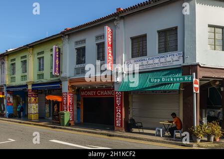 Singapour - 4 décembre 2019 : vue sur la rue de Little India par temps ensoleillé avec boutiques de tourisme à Little India, Singapour. Banque D'Images