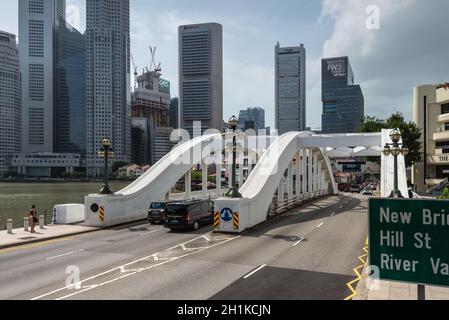 Singapour - 3 décembre 2019 : vue d'ensemble du quartier financier de Singapour qui encadre le pont blanc Elgin et la rivière Singapour. Banque D'Images