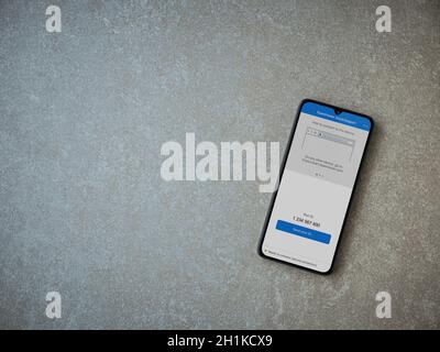LOD, Israël - 8 juillet 2020 : écran de lancement de l'application TeamViewer QuickSupport avec logo sur l'écran d'un smartphone mobile noir sur fond de pierre céramique Banque D'Images