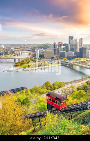 Horizon du centre-ville de Pittsburgh, Pennsylvanie au coucher du soleil aux États-Unis Banque D'Images