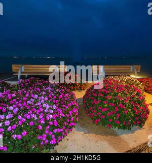 La passerelle sur la rive, Lac de Garde, Italie, Europe la nuit Banque D'Images