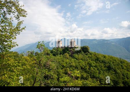 Vue sur le château d'Ivano à Alto Adige, Dolomiti, Italie Banque D'Images