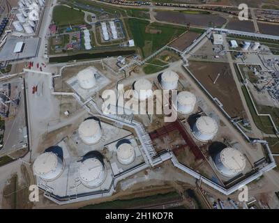 Des réservoirs de stockage de produits pétroliers et de son traitement. Refinery Banque D'Images