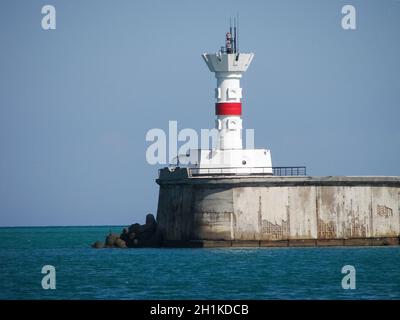 Phare sur la rive à Sébastopol. Phare sur la mer Noire. Banque D'Images