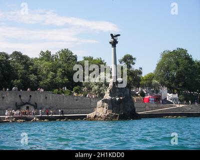 République de Crimée, Sébastopol - 28 juillet 2019 : le navire à fleurs de pierre est un monument à Sébastopol, symbole architectural de la ville, installé ne Banque D'Images