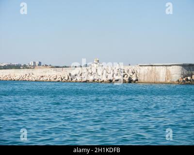 Wavecut sur les auberzes au port de Sébastopol. Combattre les vagues, la mer Noire. Banque D'Images