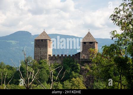 Vue sur le château d'Ivano à Alto Adige, Dolomiti, Italie Banque D'Images