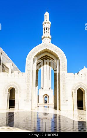 Minaret principal et porte d'entrée de la grande mosquée du Sultan Qaboos à Muscat, Oman Banque D'Images