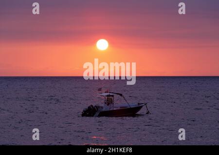 Coucher de soleil sur l'océan indien, Madagascar Nosy Be plage avec silhouette de bateau. Voyage Afrique pour le concept de vacances. Banque D'Images