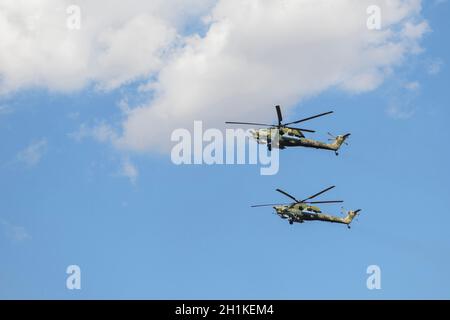 Rostov-sur-le-Don, Russie - 27 août 2020 : hélicoptère Ka-52 dans un terrain d'entraînement militaire Banque D'Images
