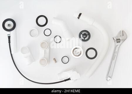 Détails kit de siphon en plastique pour baignoire sur fond blanc. La plomberie se trouve sur fond blanc. Banque D'Images