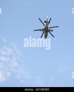 Rostov-sur-le-Don, Russie - 27 août 2020 : hélicoptère Ka-52 dans un terrain d'entraînement militaire Banque D'Images