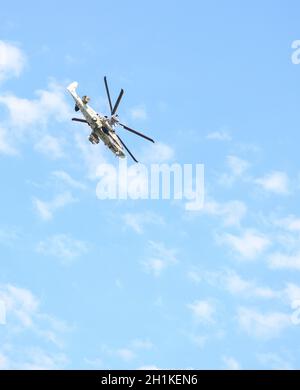Rostov-sur-le-Don, Russie - 27 août 2020 : hélicoptère Ka-52 dans un terrain d'entraînement militaire Banque D'Images