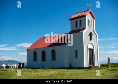 Église islandaise rurale typique sous un ciel bleu d'été Banque D'Images