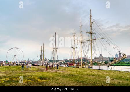 Parc d'attractions et grands bateaux à Odra River Boulevards. Des foules de touristes appréciant le festival des jours de la mer à Szczecin, Pologne Banque D'Images
