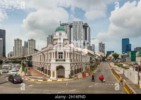 Singapour - 4 décembre 2019 : scène de rue dans le quartier chinois Singapour par temps nuageux avec maison historique locale dans le quartier chinois du vieux patrimoine de Singapour. Banque D'Images