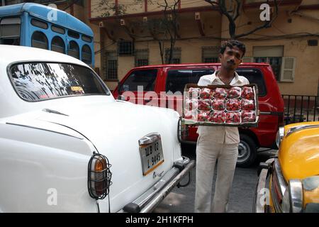 Rues de Kolkata.Vendeurs de rue vendant des fraises. Banque D'Images