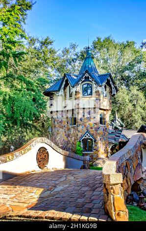 Une passerelle mène au château Mosher, le 16 octobre 2021, à Fairhope, Alabama.Le château a été construit par l'artiste local Dean Mosher. Banque D'Images