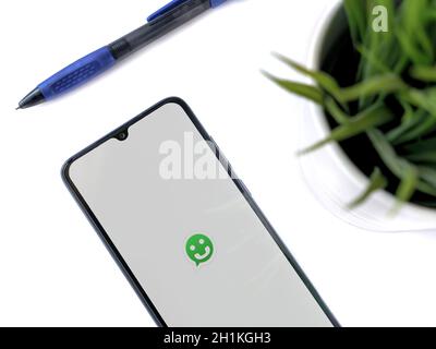 LOD, Israël - 8 juillet 2020 : espace de travail moderne et minimaliste avec smartphone mobile noir et écran de lancement de l'application Scriby avec logo sur fond blanc Banque D'Images