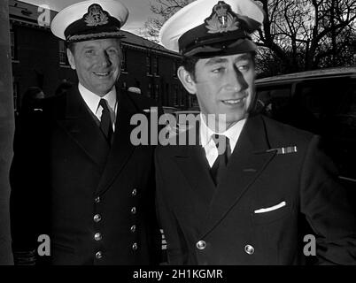 AJAXNETPHOTO.12 JANVIER 1976.PORTSMOUTH, ANGLETERRE, - PRINCE COMMENCE LE COURS - HRH PRINCE CHARLES EN UNIFORME DE LA MARINE ROYALE ARRIVANT AU HMS VERNON POUR COMMENCER UN COURS DE FORMATION DES COMMANDANTS DE 4 SEMAINES EST ACCUEILLI PAR LE COMMANDANT DE LA BASE CAPITAINE G.TRISTE RN (À GAUCHE).PHOTO;JONATHAN EASTLAND/AJAX REF:761201 18A Banque D'Images