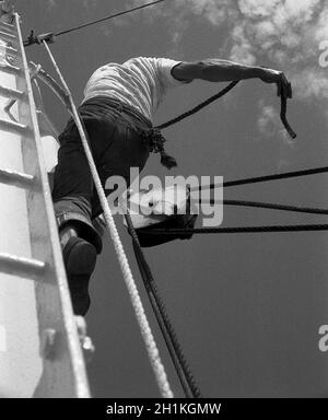 AJAXNETPHOTO.À LA MER, OCÉAN ATLANTIQUE.- TRAVAIL À HAUT RISQUE - UN MARIN CAPABLE ÉQUILIBRÉ DE FAÇON PRÉCARIANTE SUR UN POTEAU DE CHARGEMENT SAMSON SANS HARNAIS DE SÉCURITÉ TRAVAILLE À LA RÉVISION D'UN BLOC DE LEVAGE DERRICK SUR UN PÉTROLIER.PHOTO:JONATHAN EASTLAND/AJAX REF:253630 18A Banque D'Images