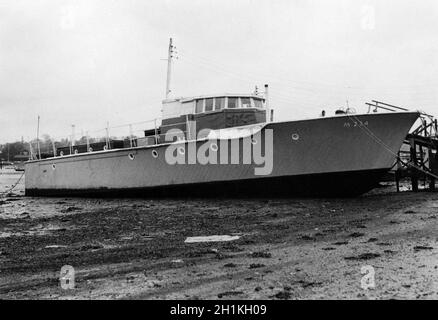 AJAXNETPHOTO.1973. SWANWICK, SOUTHAMPTON, ANGLETERRE.- VOSPER CONÇU MTB 234.CONSTRUIT PAR BERTHON À LYMINGTON.SÉRIE DEUX EX ROYAL NAVAL DEUXIÈME GUERRE MOTEUR TORPILLE BATEAU SKIPPED PAR LT.PETER DICKENS RN MBE DSO COMMANDANT DE LA 21E FLOTTILLE MTB, QUI A SAUVÉ LE BATEAU APRÈS QU'IL A ÉTÉ EXTRAIT, VU ICI COMME UNE PÉNICHE SUR LA RIVIÈRE HAMBLE.LE BATEAU A ÉTÉ MIS AU REBUT APRÈS L'ÉCHEC DES TENTATIVES D'ENREGISTREMENT.PHOTO:JONATHAN EASTLAND/AJAX.RÉF. : 7301 2 Banque D'Images