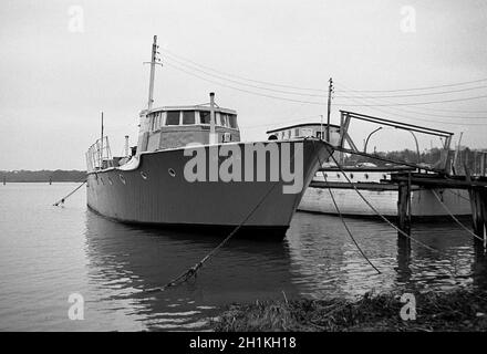 AJAXNETPHOTO.1973. SWANWICK, SOUTHAMPTON, ANGLETERRE.- VOSPER CONÇU MTB 234.CONSTRUIT PAR BERTHON À LYMINGTON.SÉRIE DEUX EX ROYAL NAVAL DEUXIÈME GUERRE MOTEUR TORPILLE BATEAU SKIPPED PAR LT.PETER DICKENS RN MBE DSO COMMANDANT DE LA 21E FLOTTILLE MTB, QUI A SAUVÉ LE BATEAU APRÈS QU'IL A ÉTÉ EXTRAIT, VU ICI COMME UNE PÉNICHE SUR LA RIVIÈRE HAMBLE.LE BATEAU A ÉTÉ MIS AU REBUT APRÈS L'ÉCHEC DES TENTATIVES D'ENREGISTREMENT.PHOTO:JONATHAN EASTLAND/AJAX.RÉF. : 7301 24 Banque D'Images