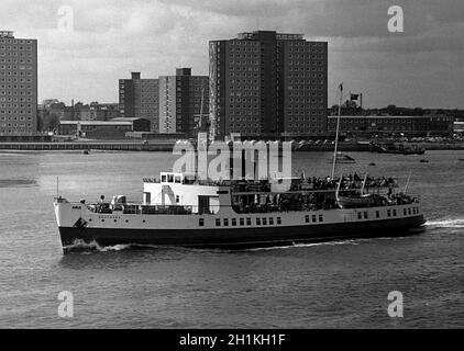 AJAXNETPHOTO.13 JUILLET 1967.PORTSMOUTH, ANGLETERRE.- TRAVERSÉE DU FERRY POUR PASSAGERS SOLENT - M.V.SOUTHSEA EST CHARGÉ DE PASSAGERS, VERS L'EXTÉRIEUR VERS RYDE PIER DEPUIS PORTSMOUTH HARBOUR.PHOTO:JONATHAN EASTLAND/AJAX REF:3567748 8 Banque D'Images