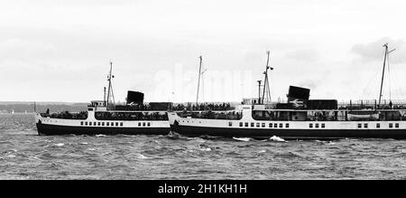 AJAXNETPHOTO.24 JUILLET 1971.PORTSMOUTH, ANGLETERRE.- COURSE EST SUR - TRAVERSER SOLENT PASSAGERS FERRIES - M.V.SOUTHSEA (PREMIER PLAN) ET M.V.BRADING EN COMPAGNIE VERS L'EXTÉRIEUR RELIÉ À RYDE PIER DE PORTSMOUTH HARBOUR.PHOTO:JONATHAN EASTLAND/AJAX REF:357132 5 Banque D'Images