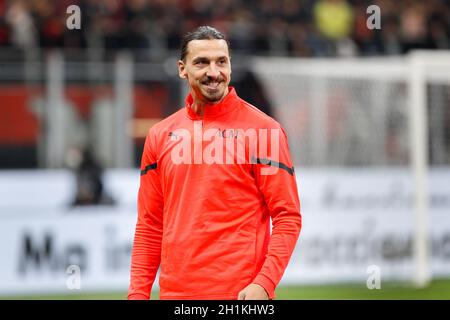 Milan, Italie.16 octobre 2021.Italie, Milan, octobre 16 2021: Zlatan Ibrahimovic (attaquant de Milan) sourit pendant le match de football AC MILAN contre HELLAS VERONA, série A 2021-2022 jour8, stade San Siro (photo de Fabrizio Andrea Bertani/Pacific Press/Sipa USA) crédit: SIPA USA/Alay Live News Banque D'Images