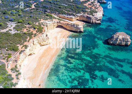 Portugal Algarve Beach Praia da Marinha mer océan vue sur drone photo aérienne d'au-dessus de l'eau Banque D'Images